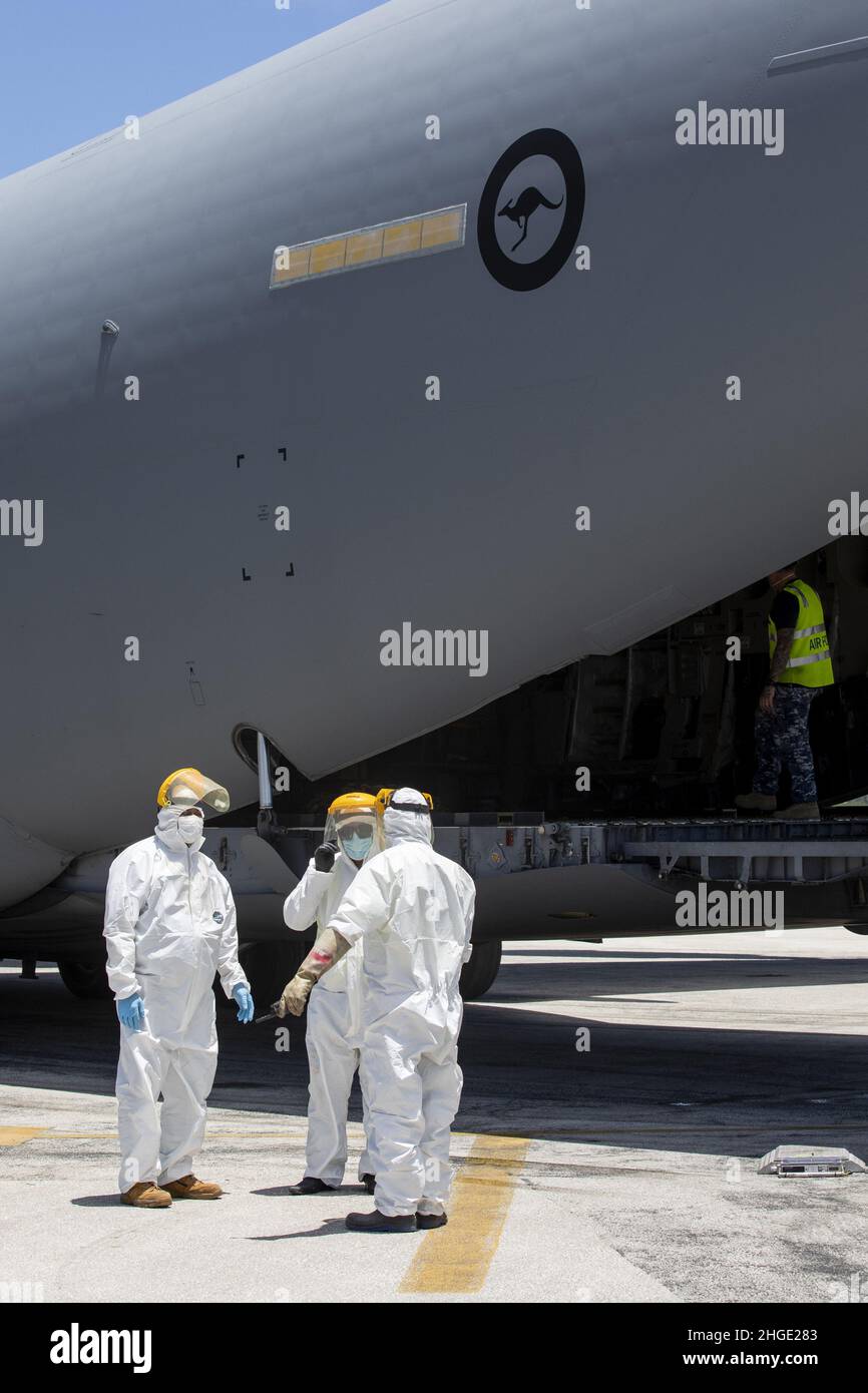 Tonga. 20th Januar 2022. Tonga Bodenabfertigungsmitarbeiter beaufsichtigen am 20. Januar 2022 das Entladen von humanitärer Hilfe und technischer Ausrüstung von einem C-17A Globemaster III auf dem internationalen Flughafen Fua'amotu, Tonga. Kredit: UPI/Alamy Live Nachrichten Stockfoto