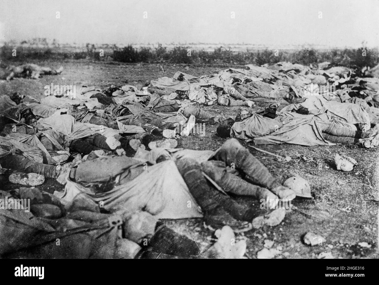 Ein Vintage-Foto von toten französischen Soldaten, das während des Ersten Weltkriegs um 1918 an der Westfront zur Bestattung angelegt wurde. Stockfoto