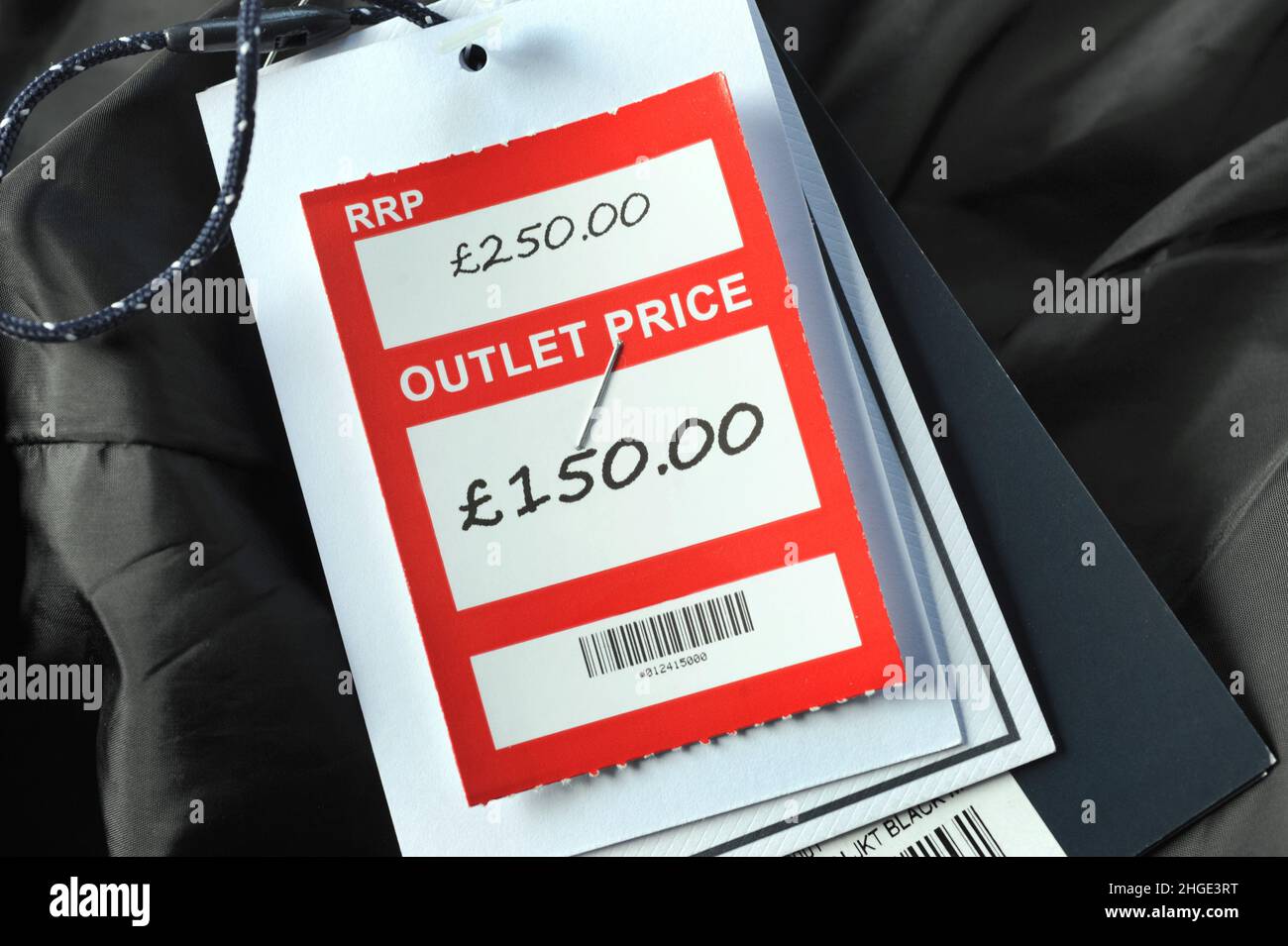 EINZELHANDEL KLEIDUNG OUTLET PREIS TAGS RE VERKAUF RABATT KOSTEN DES LEBENS HIGH STREET GESCHÄFTE ETC UK Stockfoto