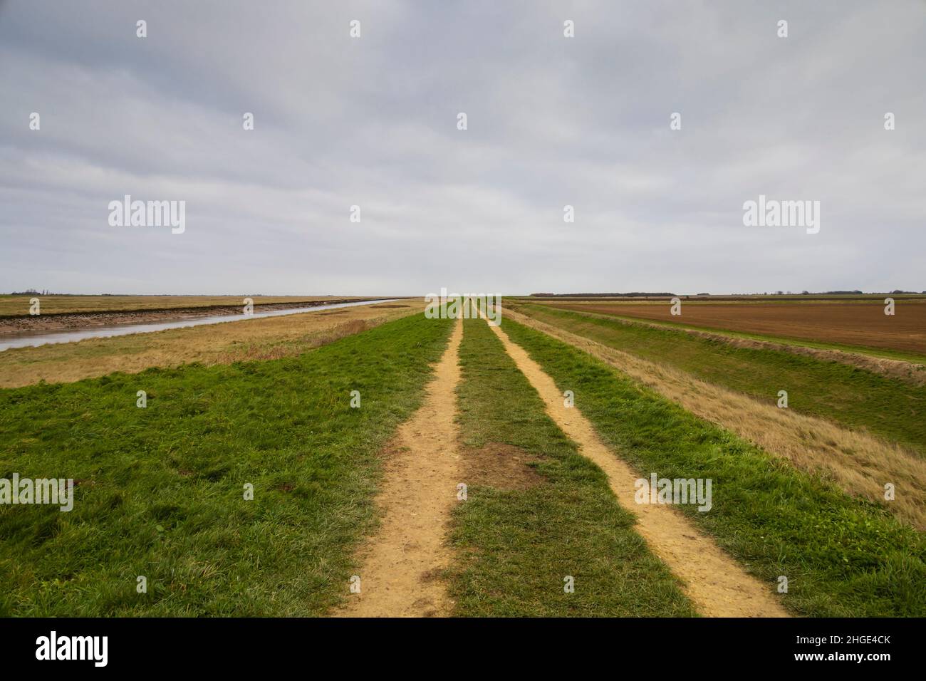 Moulton Marsh Naturschutzgebiet entlang des Deiches des Flusses Welland, Fosdike, Lincolnshire.Beispiel für Perspektive, Konvergenz und Fluchtpunkt Stockfoto