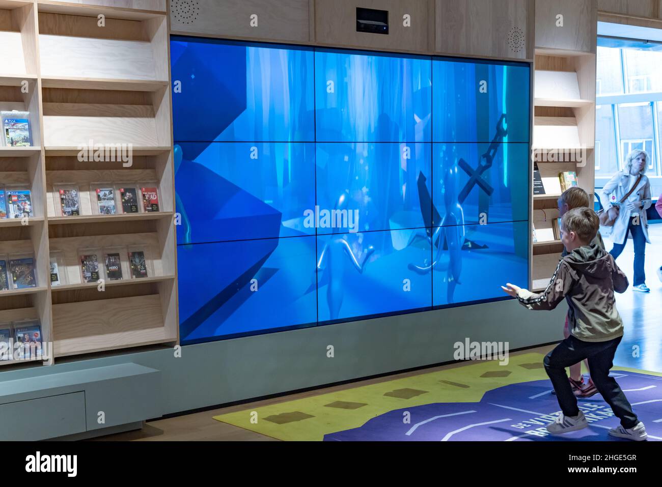 Groningen, Niederlande - August 19: Kinder spielen Online-Spiel in der Bibliothek des Gebäudes Forum im Zentrum der Stadt Groningen in den Niederlanden Stockfoto