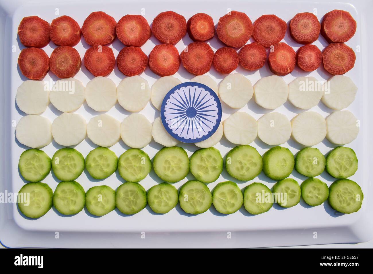 Republiktag von indien Lebensmittel tricolor Konzept. INDA-Flagge drei Farben dargestellt von Karotte, Rettich, Gurke mit ashok Chakra geschnitten. Indisch unabhängig Stockfoto