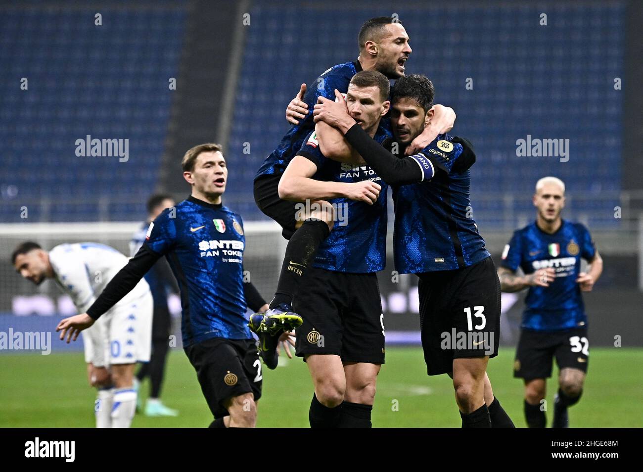 Mailand, Italien. 19. Januar 2022. Andrea Ranocchia vom FC Internazionale feiert mit Edin Dzeko und Danilo D'Ambrosio vom FC Internazionale ein Tor beim Fußballspiel Coppa Italia zwischen dem FC Internazionale und dem FC Empoli. Kredit: Nicolò Campo/Alamy Live Nachrichten Stockfoto