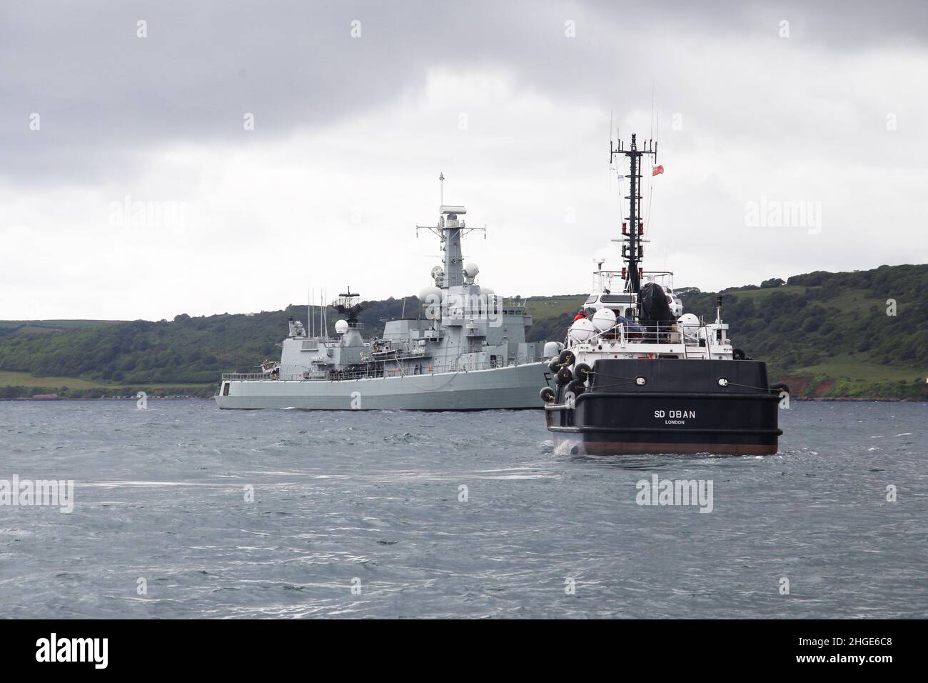 Die portugiesische Navy Frigate NRP Francisco de Almeida (F334) im Plymouth Sound mit Marine-Hilfsangehörigen SD Oban in Anwesenheit Stockfoto