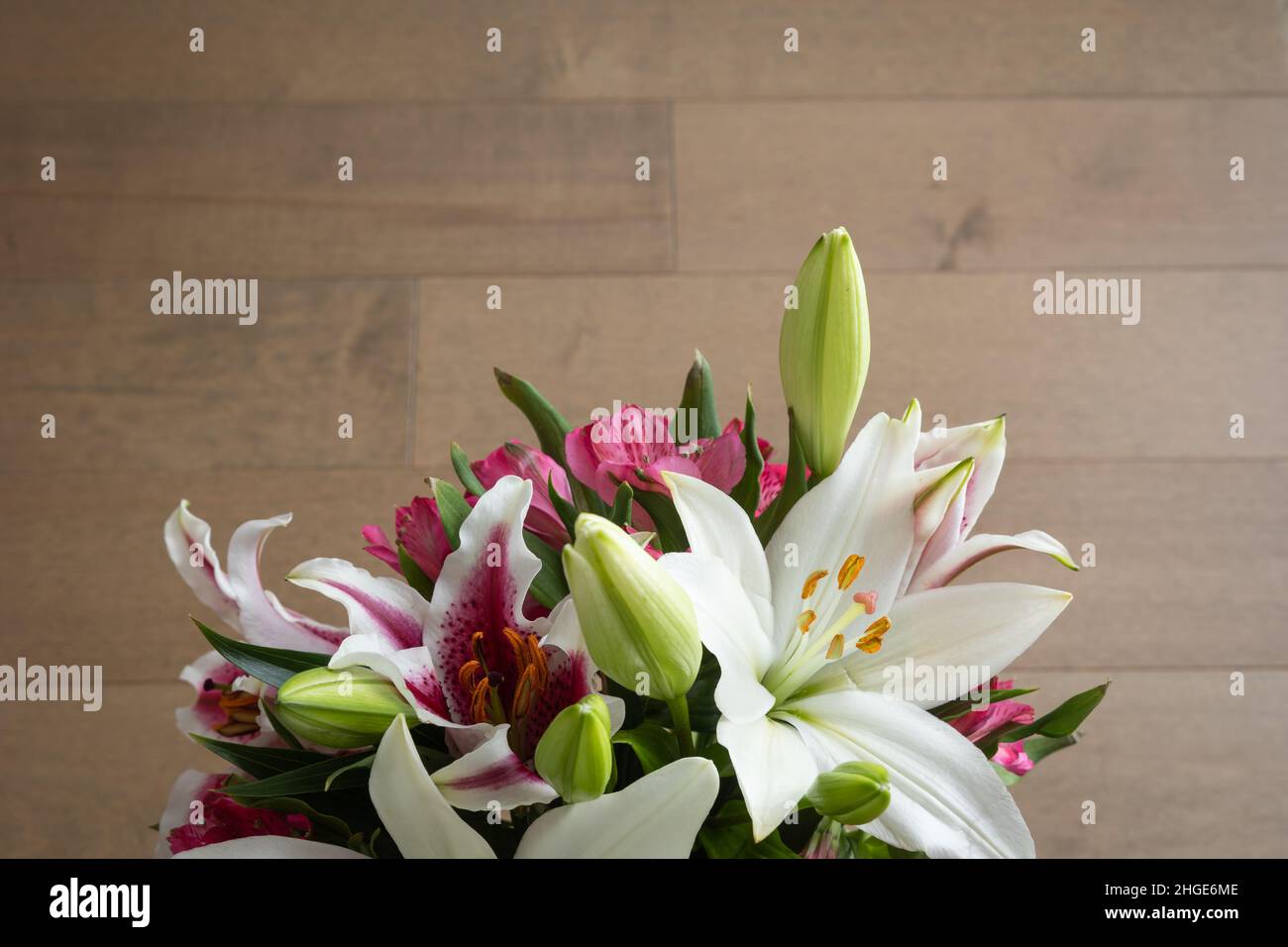 Blumenstrauß, weiß und rosa, auf hellem Holzhintergrund mit Kopierfläche Stockfoto