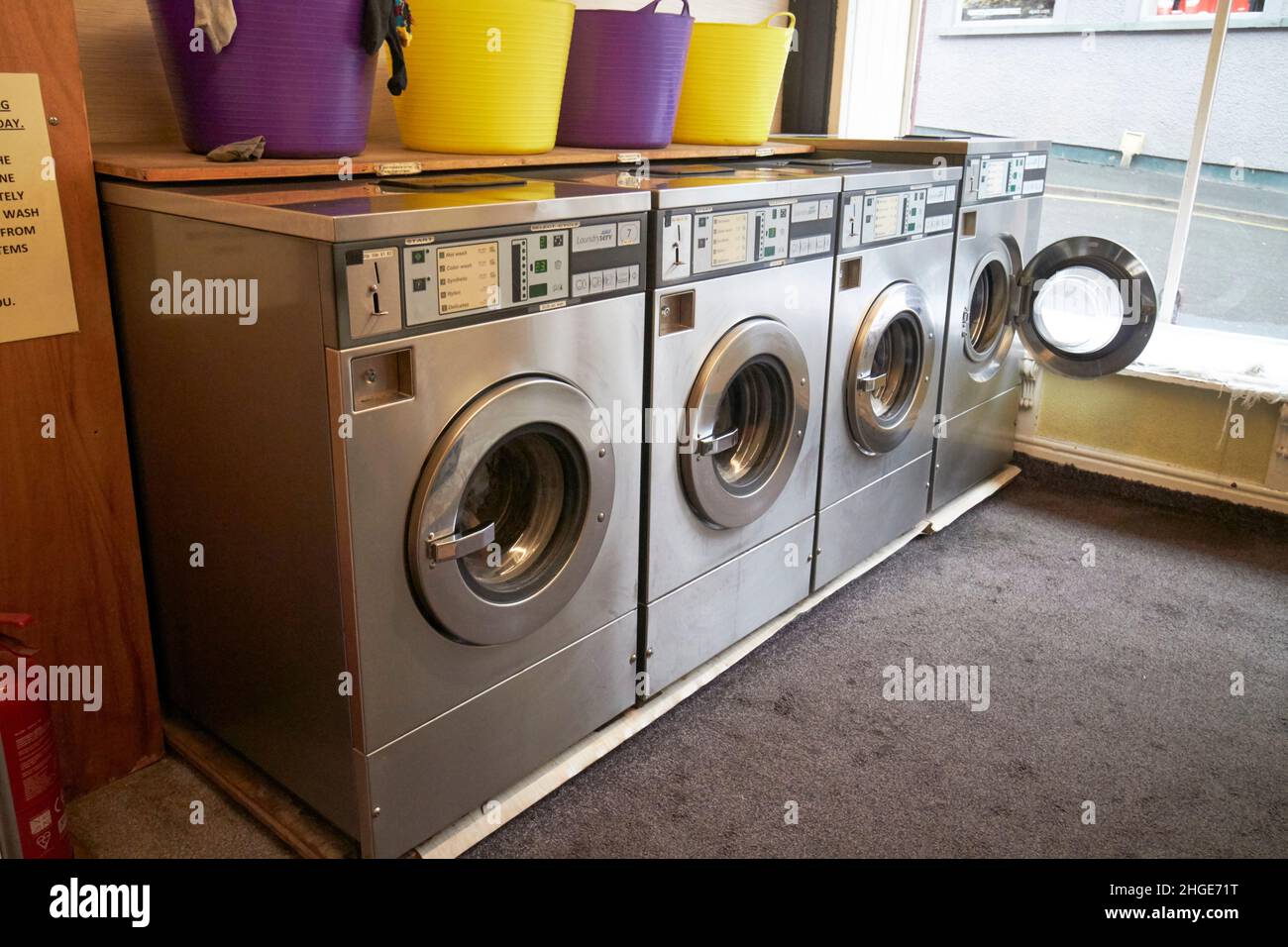 Reihe von Waschmaschinen in einem Waschsalon in ambleside Lake District, cumbria, england, großbritannien Stockfoto