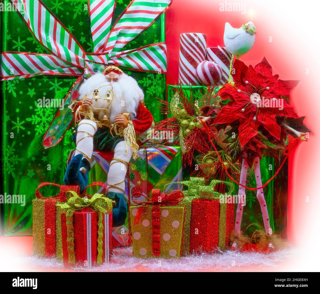 Weihnachtszeit Stillleben mit Paketen, Weihnachtsmann und die Weihnachtssterne Elfe. Stockfoto