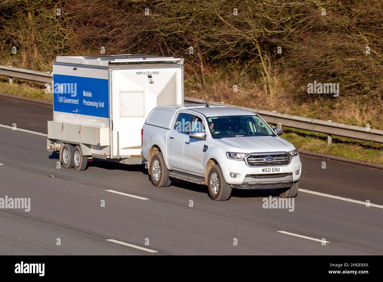 Regierung Mobile Coronavirus Processing Unit von Streitkräften angetrieben; Ford Ranger Limited ecoblue 1996cc 6 Geschwindigkeit manuell schleppen zweirädrigen Anhänger auf M61 Manchester, Großbritannien Stockfoto