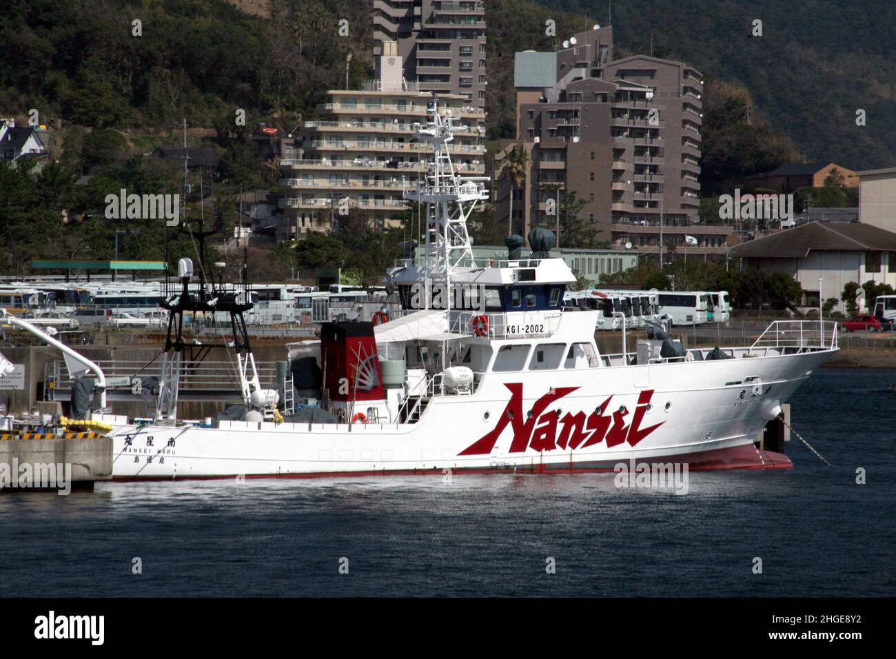 Der Sakurajima-Vulkan kann in der Ferne über die Bucht von der Stadt Kagoshima gesehen werden Stockfoto