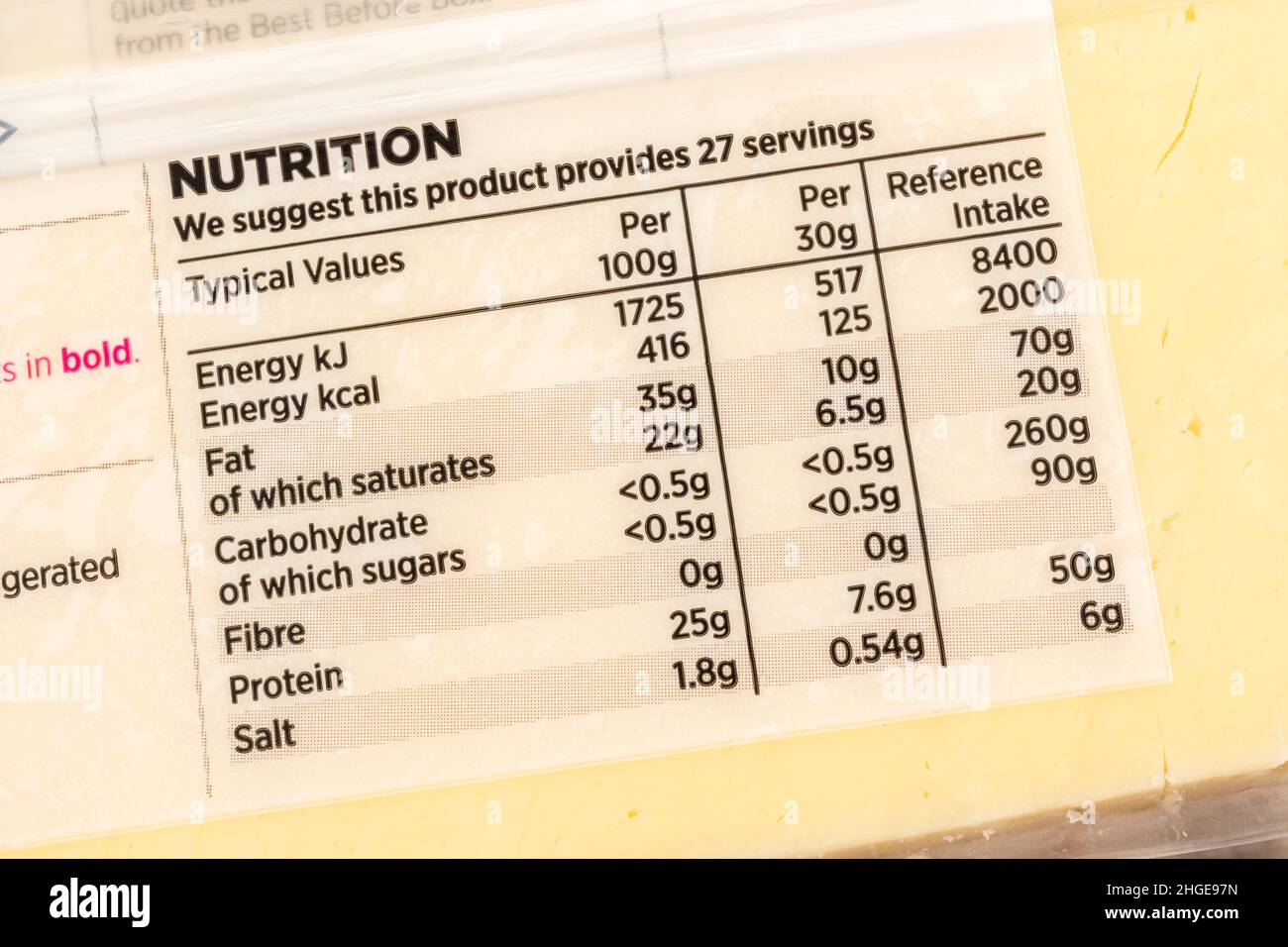 Close-up Nutrition Label auf Plastikverpackung von ASDA Eigenmarke Reifen Cheddar Käse. Für Milchprodukte, gesunde Ernährung oder Essen, britische Milchindustrie. Stockfoto