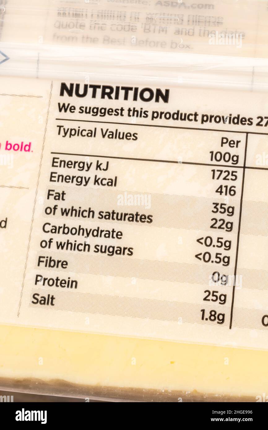 Close-up Nutrition Label auf Plastikverpackung von ASDA Eigenmarke Reifen Cheddar Käse. Für Milchprodukte, gesunde Ernährung oder Essen, britische Milchindustrie. Stockfoto