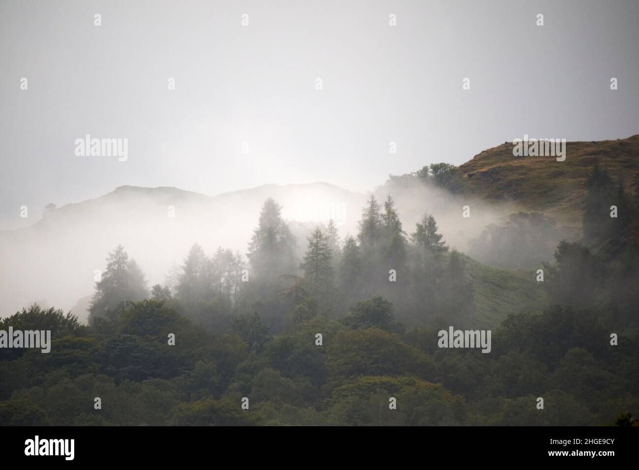 Niedriger Nebel und niedrige Wolke über den Hügeln in der Nähe von skelwith Bridge ambleside Lake District, cumbria, england, großbritannien Stockfoto