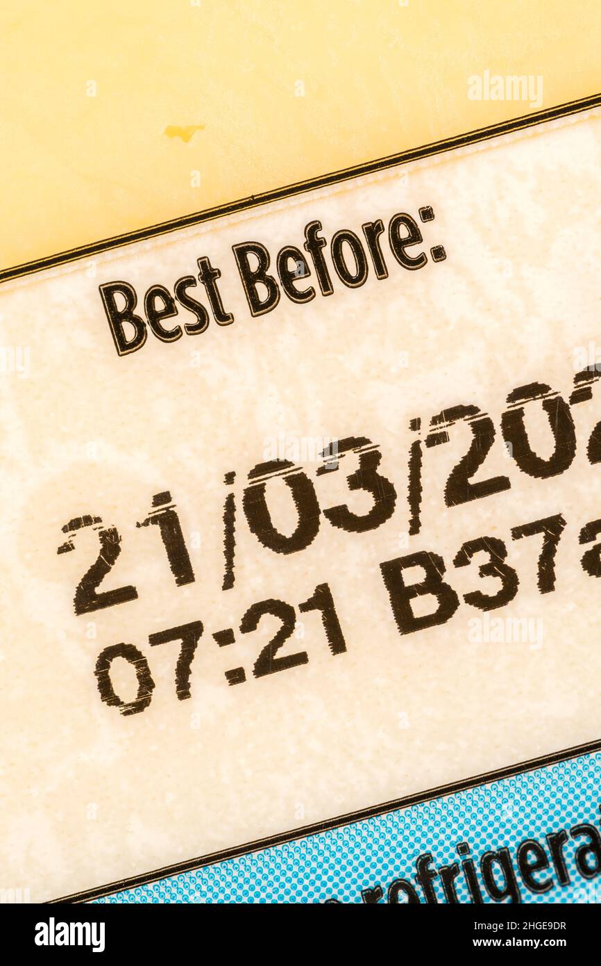 Best Before Date auf Kunststoffverpackungen von ASDA-eigenem Cheddar-Käse. Für Lebensmittelsicherheit, Lebensmittelabfälle, Lebensmittelverpackungen aus Kunststoff. Stockfoto