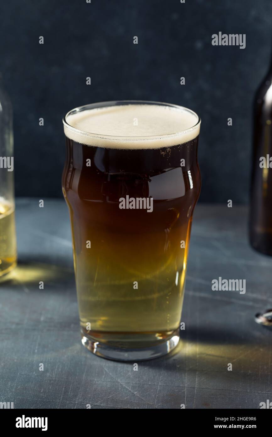 Erfrischender Snakebite Cider und Stout Cocktail in einem Glas Stockfoto