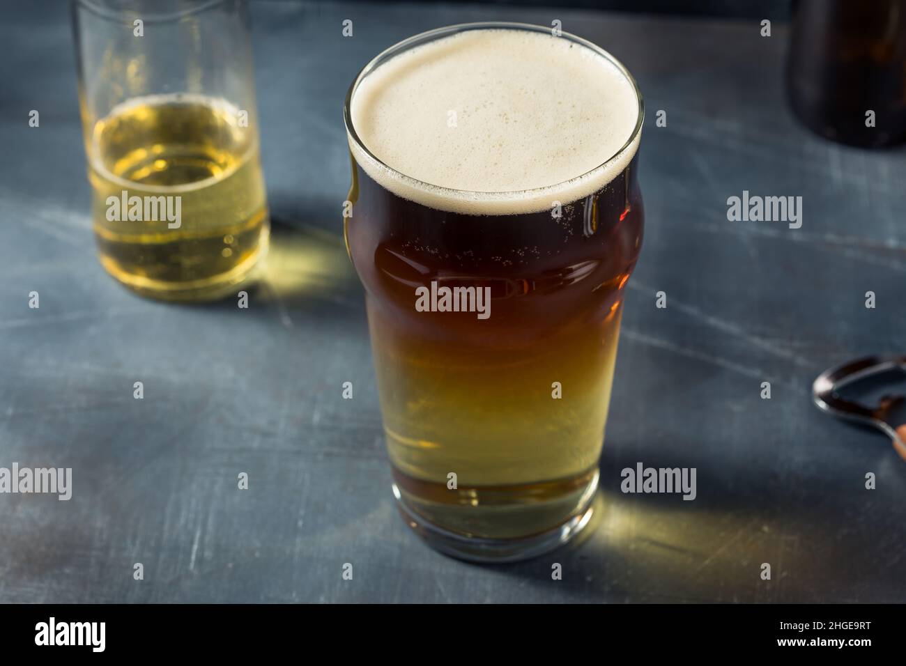 Erfrischender Snakebite Cider und Stout Cocktail in einem Glas Stockfoto