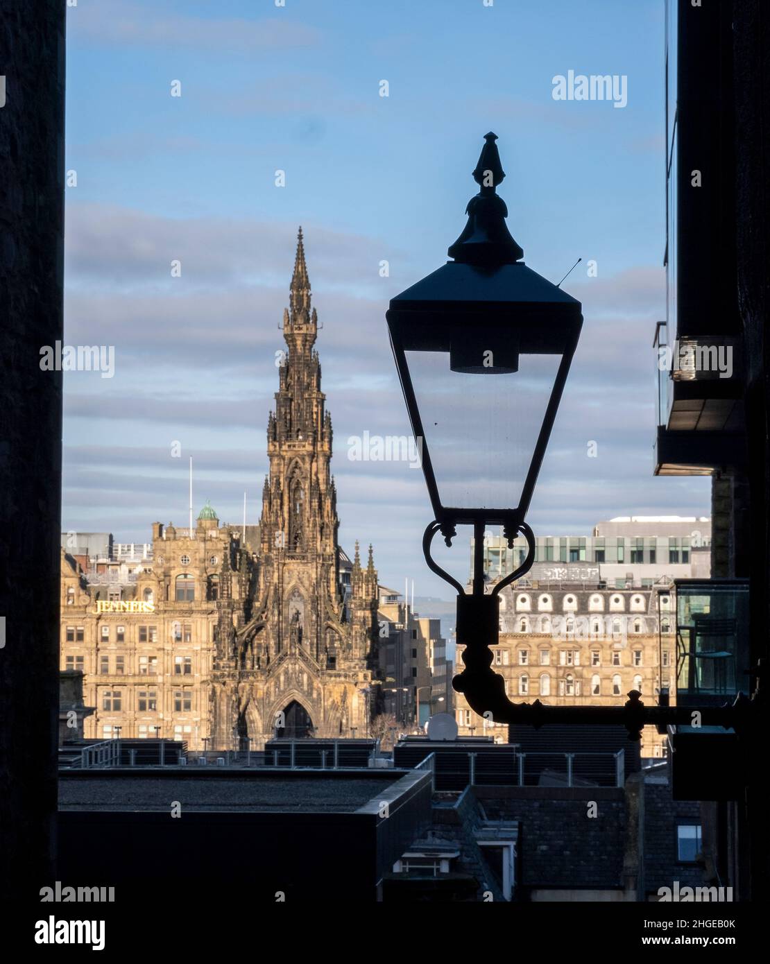 Blick vom Eingang zu Advocates Schließen Sie sich auf Edinburghs historische Royal Mile mit Blick auf das Scott-Denkmal. Stockfoto