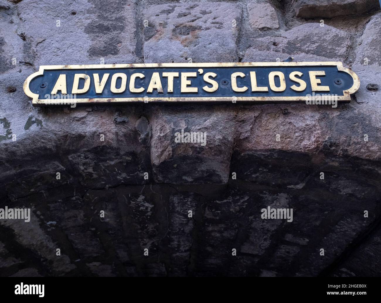 Unterschreiben Sie am Eingang von Advocates Close auf Edinburghs historischer Royal Mile. Stockfoto