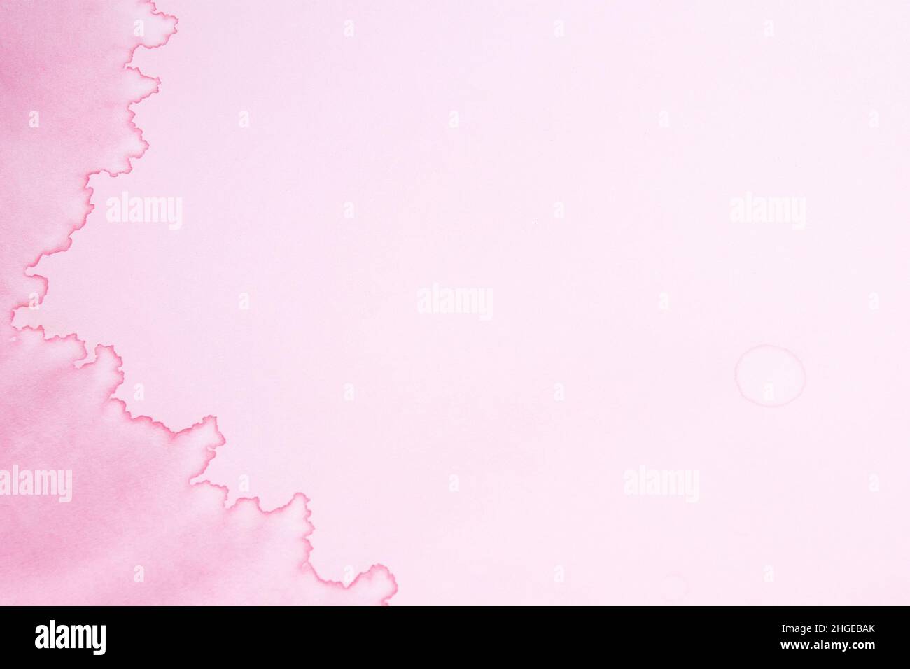 Abstrakter Hintergrund. Rosa Papierstruktur mit Wasserflecken Stockfoto