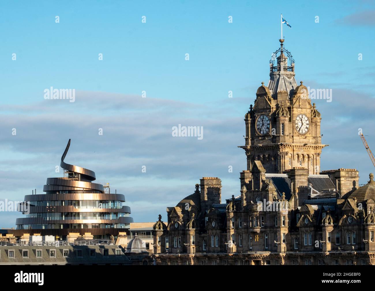 Blick auf die Skyline von Edinburgh mit dem neuen St James Centre Hotel und dem Balmoral Hotel Uhrenturm auf der rechten Seite. Stockfoto
