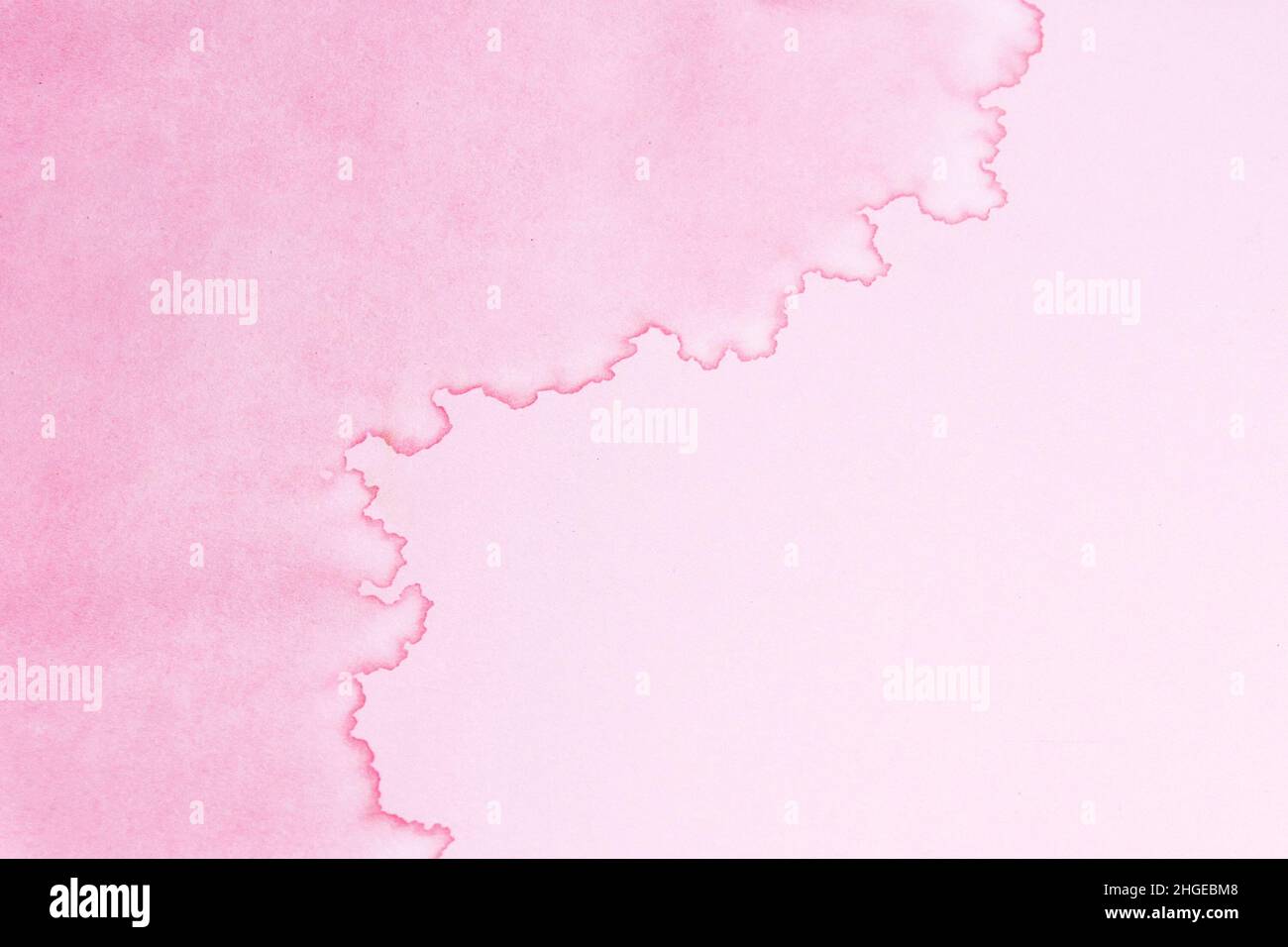 Rosa Papierstruktur mit Wasserflecken. Abstrakter Hintergrund Stockfoto