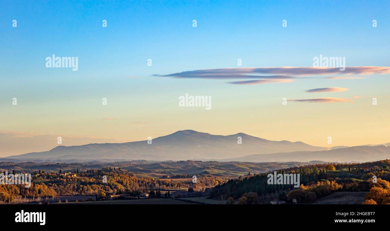 Eine ruhige, verträumte Landschaft der Crete Senesi und des Val D'Orcia-Tals von den Hügeln des Chianti Classico an einem sonnigen Wintertag. Stockfoto