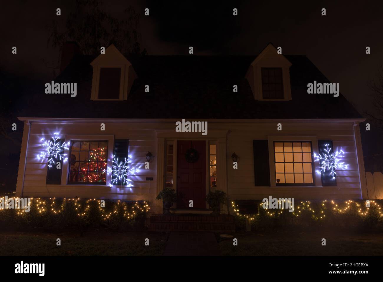 Haus dekoriert mit hellen Stern Schneeflocken für Weihnachten in der Nacht Stockfoto