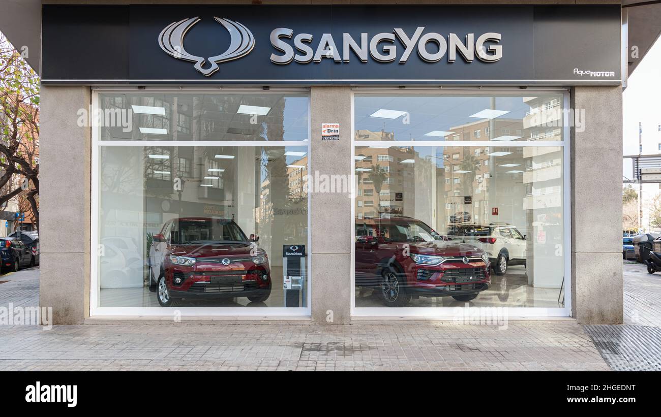 VALENCIA, SPANIEN - 13. JANUAR 2022: Ssangyong ist ein Automobilhersteller mit Sitz in Südkorea Stockfoto