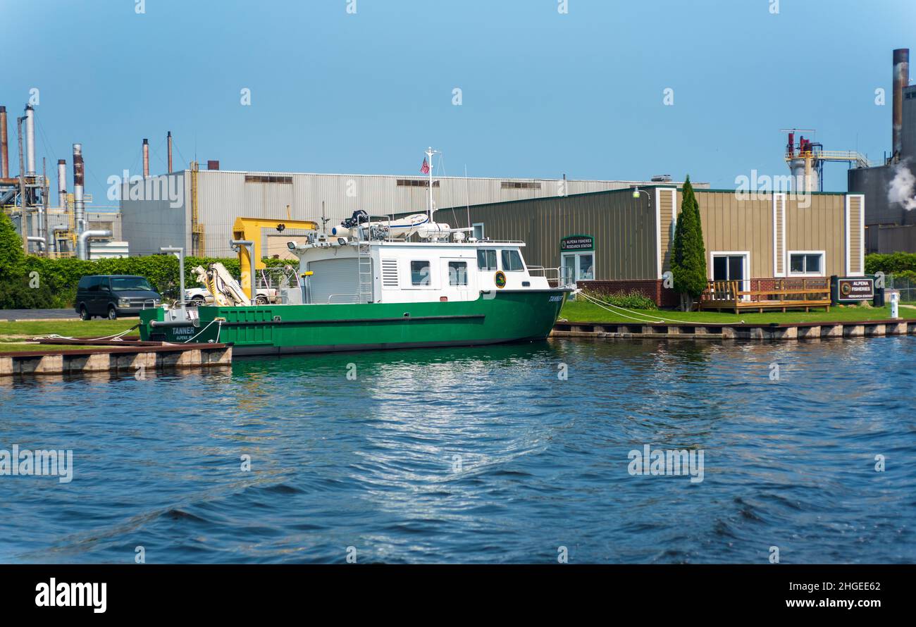 Alpena, MI - 17. Juli 2021: Tanner ein grün-weißes Forschungsschiff Stockfoto