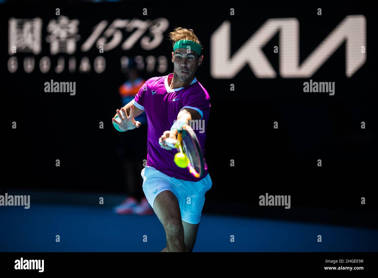 Rafael Nadal in Aktion während des Australian Open 2022 Round 1-Spiels des Grand Slams in der Rod Laver Arena im Melbourne Olympic Park.(Endstand Nadal gewinnt in 3 Sätzen 6:1, 6:4, 6:2). Stockfoto