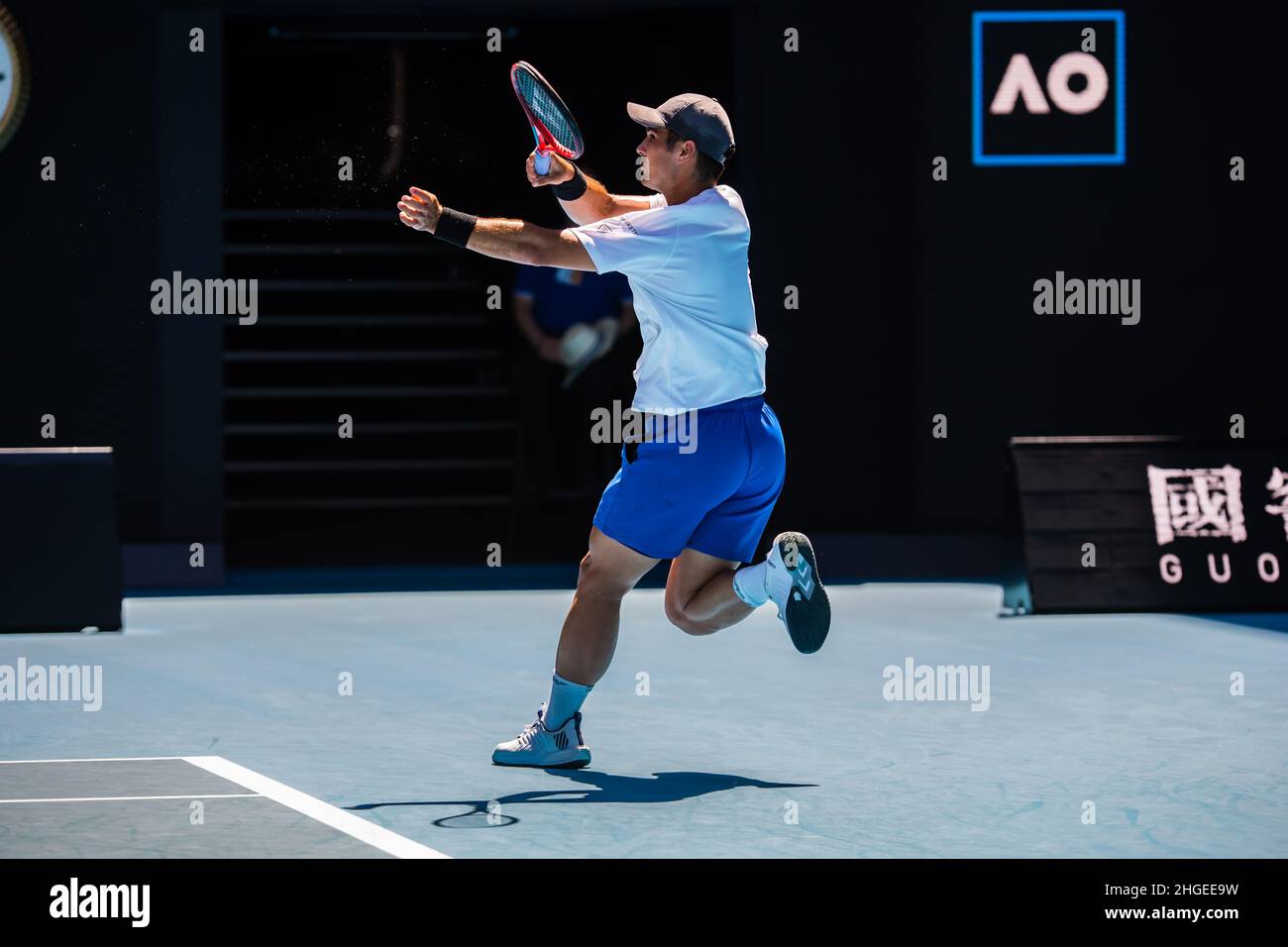 Marcus Giron (USA) läuft beim Grand Slam in der Rod Laver Arena im Melbourne Olympic Park in einem Spiel gegen Rafael Nadal (ESP) in der Australian Open 2022 Round 1 über die Rücklinie (Endstand Nadal gewinnt in 3 Sätzen 6:1, 6:4, 6:2). Stockfoto