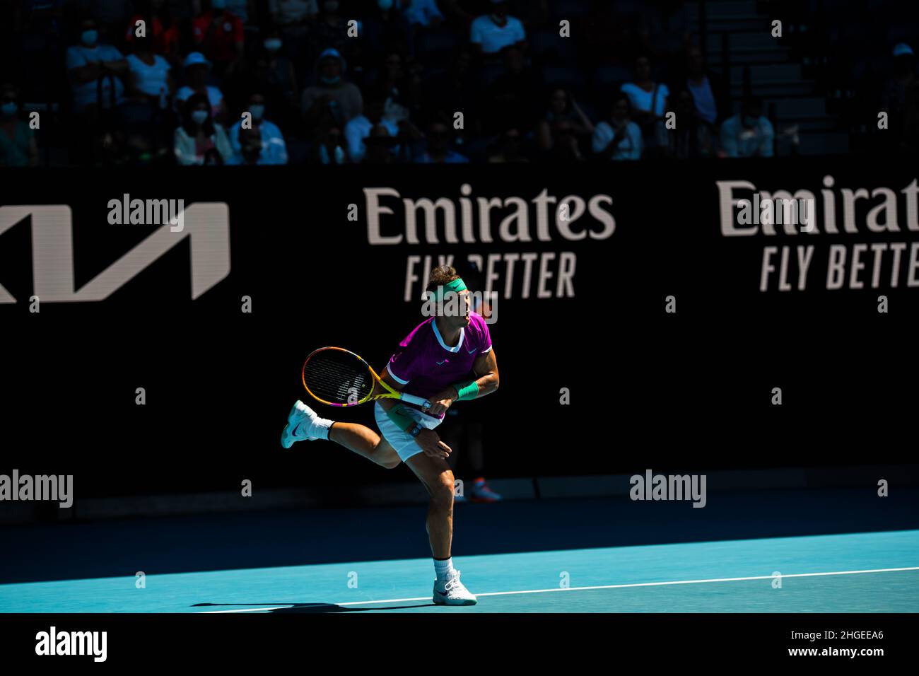 Rafael Nadal zog nach einem Aufschlag gegen Marcus Giron während der Australian Open 2022 Round 1 des Grand Slam in der Rod Laver Arena im Melbourne Olympic Park ins Netz (Endstand Nadal gewinnt in 3 Sätzen 6:1, 6:4, 6:2). Stockfoto