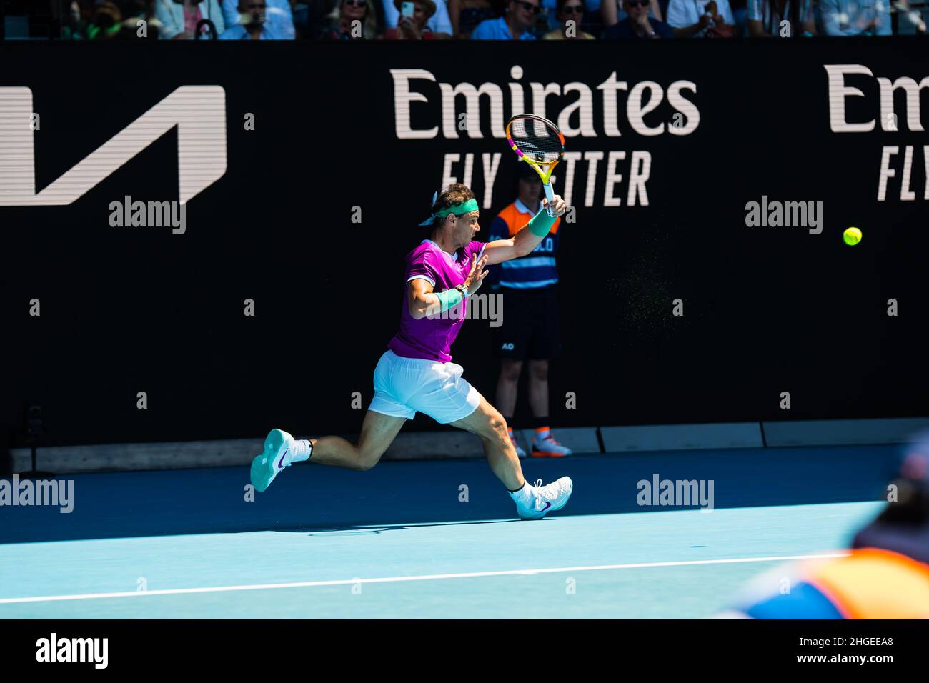 Rafael Nadal sprintet während der Runde 1 mit Marcus Giron in Aktion während der Australian Open 2022, Tennis Grand Slam Turnier in der Rod Laver Arena im Melbourne Olympic Park.(Endstand Nadal gewinnt in 3 Sätzen 6:1, 6:4, 6:2). Stockfoto