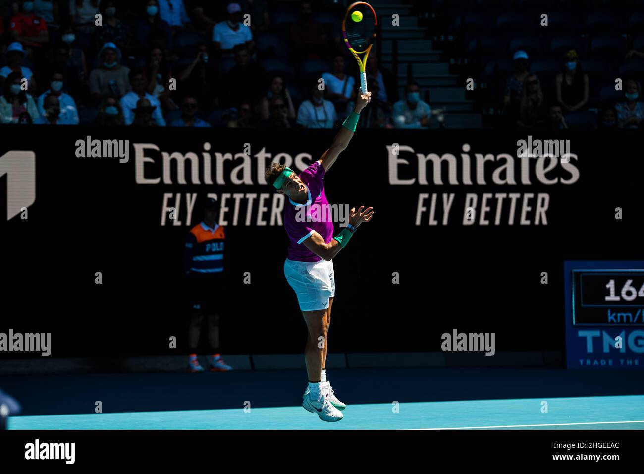 Rafael Nadal ist gegen Marcus Giron während des Australian Open 2022 Round 1-Spiels des Grand Slam in der Rod Laver Arena im Melbourne Olympic Park im Dienst.(Endstand Nadal gewinnt in 3 Sätzen 6:1, 6:4, 6:2). Stockfoto