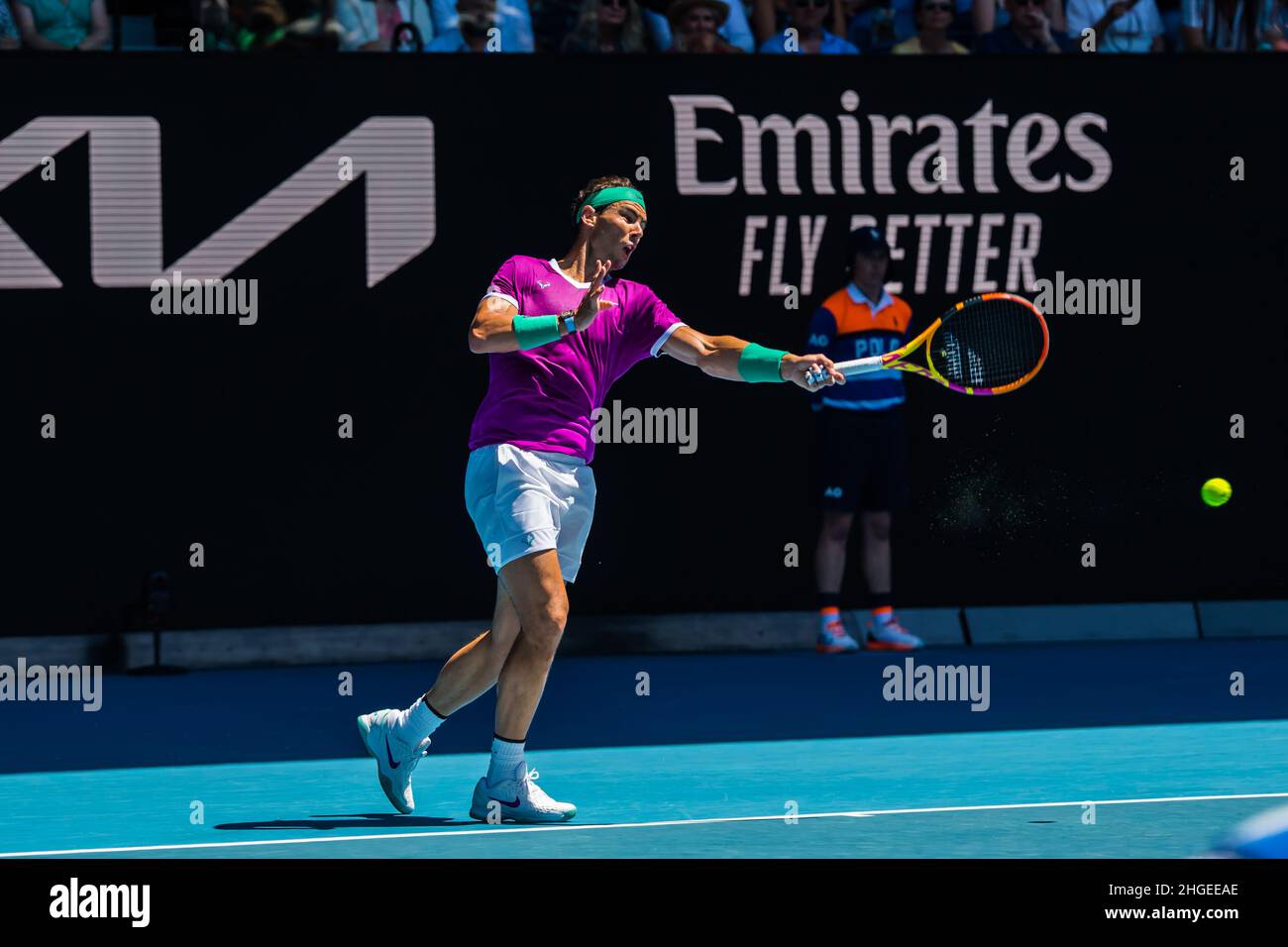 Rafael Nadal lendete einen Schuss von Marcos Giron während des Australian Open 2022 Round 1-Spiels des Grand Slam in der Rod Laver Arena im Melbourne Olympic Park ab.(Endstand Nadal gewinnt in 3 Sätzen 6:1, 6:4, 6:2). Stockfoto