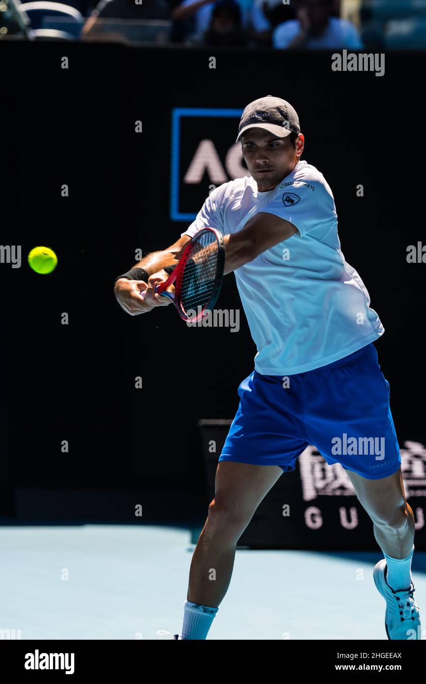 Marcus Giron mit einem ankommenden Ball von Rafael Nadal während des Australian Open 2022 Round 1-Spiels des Grand Slam in der Rod Laver Arena im Melbourne Olympic Park.(Endstand Nadal gewinnt in 3 Sätzen 6:1, 6:4, 6:2). Stockfoto