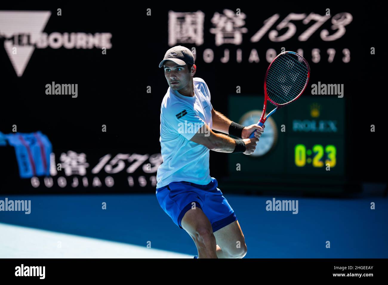 Marcus Giron bereitete sich während der Australian Open 2022 Round 1 des Grand Slam in der Rod Laver Arena im Melbourne Olympic Park auf eine Rückhand in einem Spiel gegen Rafael Nadal vor (Endstand Nadal gewinnt in 3 Sätzen 6:1, 6:4, 6:2). Stockfoto