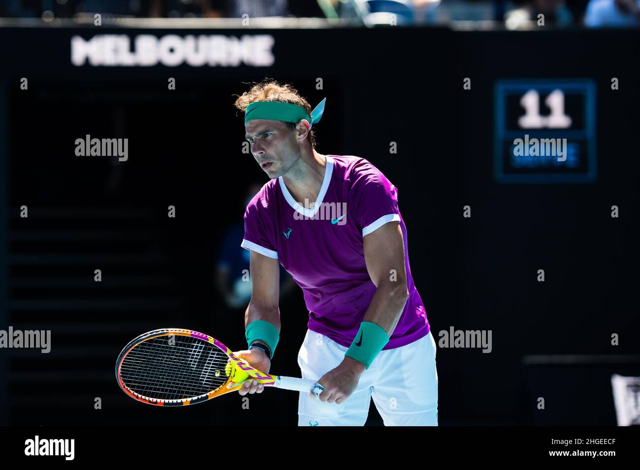 Rafael Nadal ist bereit, während des Australian Open 2022 Round 1-Spiels des Grand Slams in der Rod Laver Arena im Melbourne Olympic Park zu dienen.(Endstand Nadal gewinnt in 3 Sätzen 6:1, 6:4, 6:2). Stockfoto