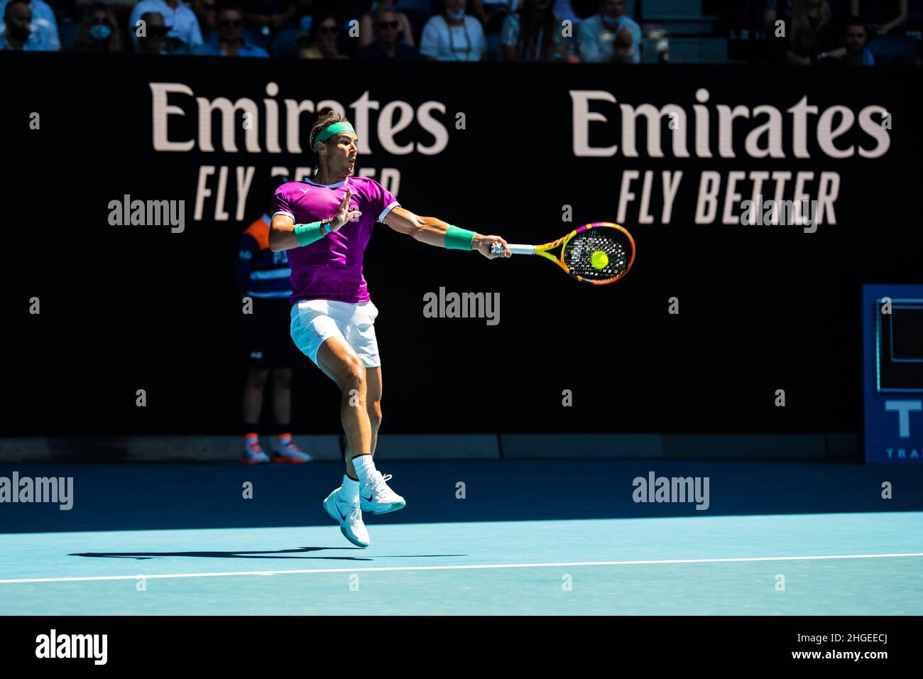 Rafael Nadal verbindet sich mit einem Ball während des Australian Open 2022 Round 1-Spiels des Grand Slam in der Rod Laver Arena im Melbourne Olympic Park.(Endstand Nadal gewinnt in 3 Sätzen 6:1, 6:4, 6:2). Stockfoto