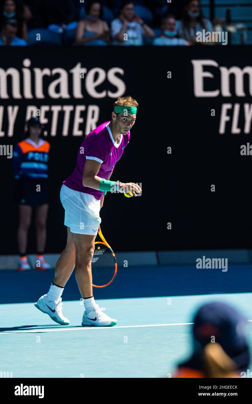 Rafael Nadal blickt vor seinem Aufschlag gegen Marcus Giron auf die Kamera während der Australian Open 2022 Round 1 des Grand Slam in der Rod Laver Arena im Melbourne Olympic Park (Endstand Nadal gewinnt in 3 Sätzen 6:1, 6:4, 6:2). Stockfoto