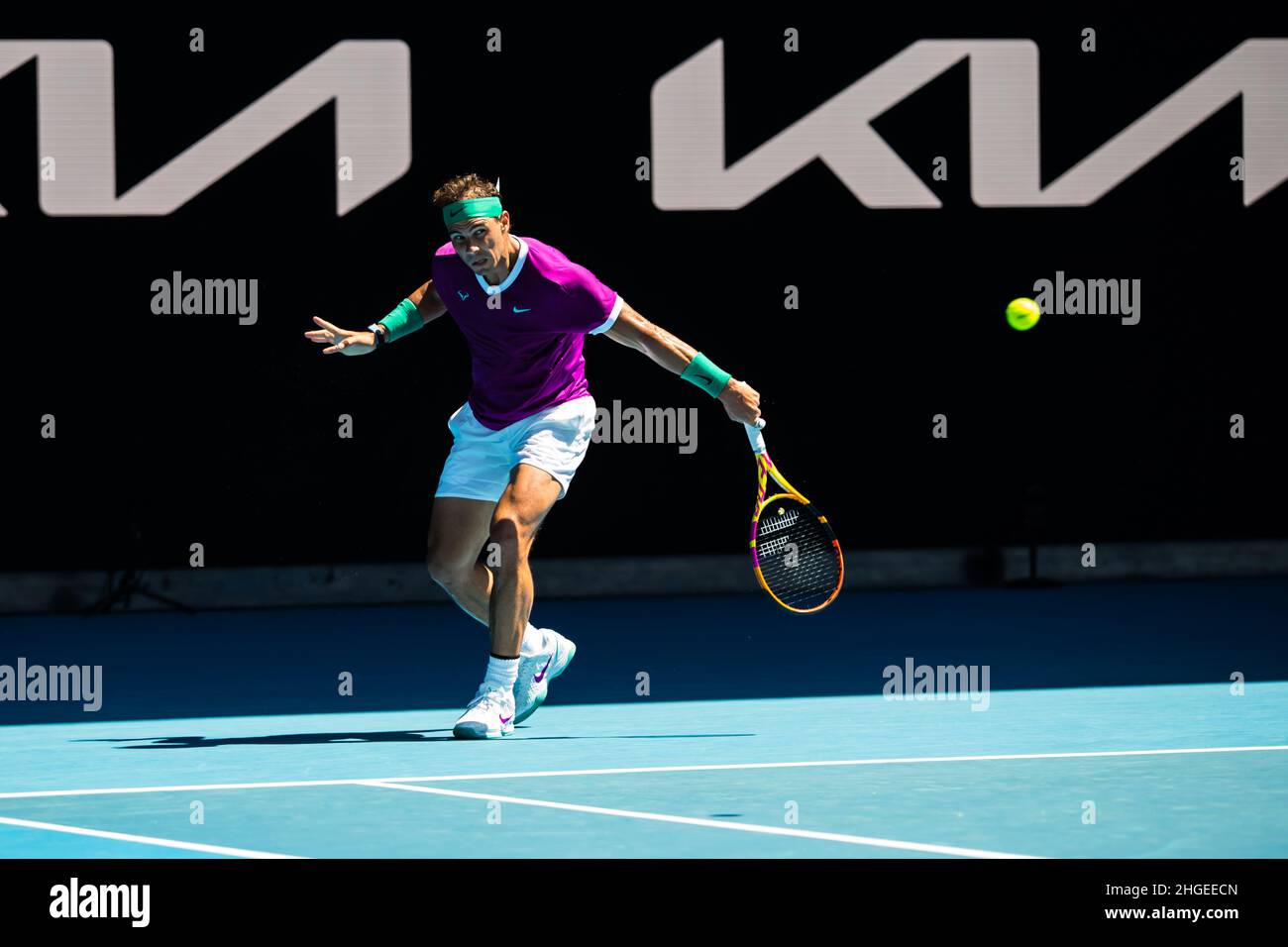 Rafael Nadal im Einsatz gegen Marcus Giron während des Australian Open 2022 Round 1-Spiels des Grand Slam in der Rod Laver Arena im Melbourne Olympic Park.(Endstand Nadal gewinnt in 3 Sätzen 6:1, 6:4, 6:2). Stockfoto