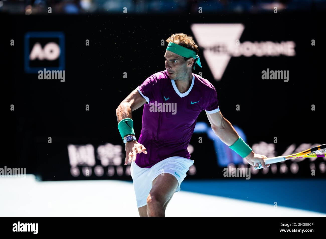 Rafael Nadal zieht beim Grand Slam in der Rod Laver Arena im Melbourne Olympic Park in einem Spiel mit Marcus Giron beim Australian Open 2022 Round 1 über den Cross Court (Endstand Nadal gewinnt in 3 Sätzen 6:1, 6:4, 6:2). Stockfoto