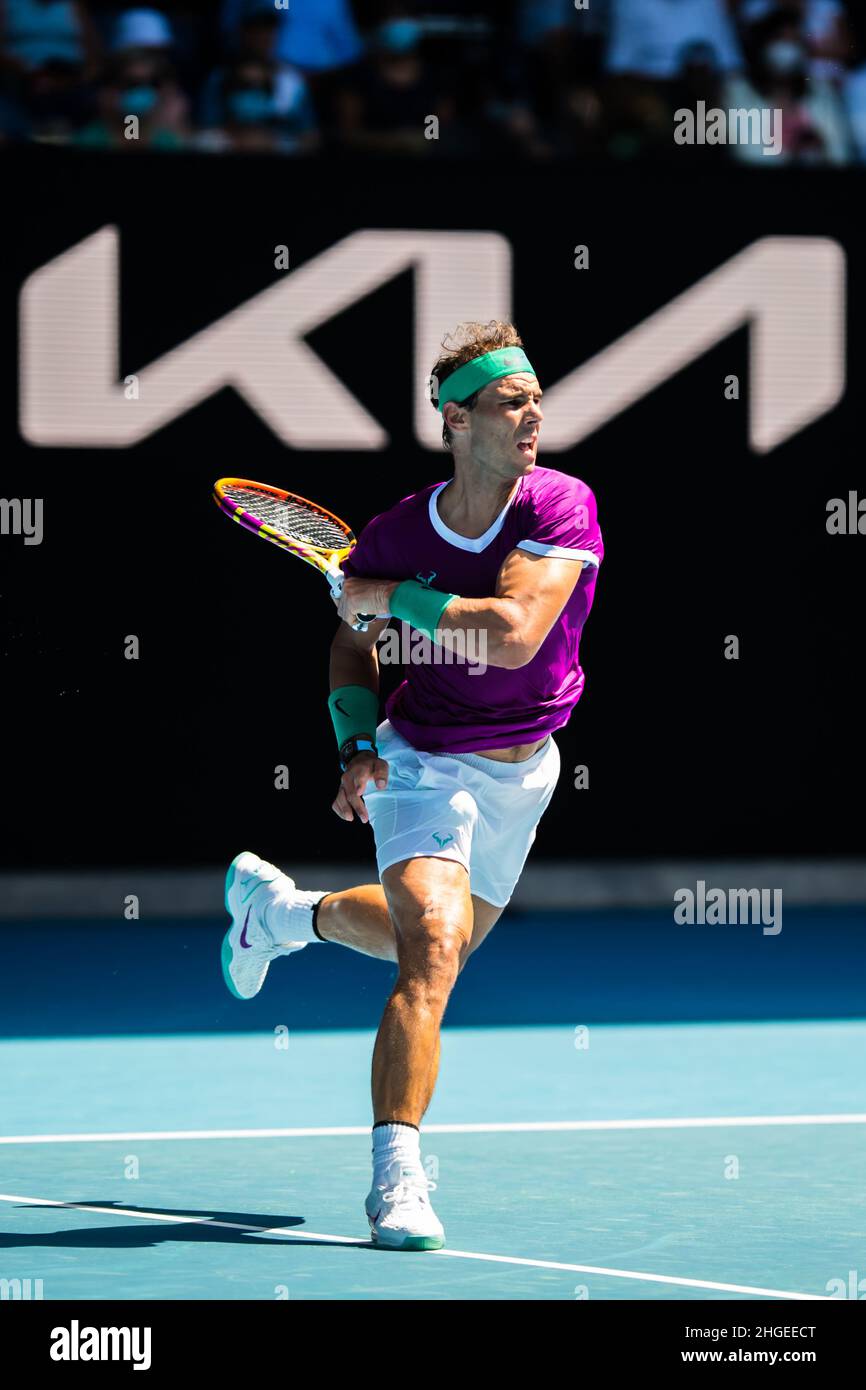 Rafael Nadal rückt in einem Spiel gegen Marcus Giron während der Australian Open 2022 Round 1 des Grand Slam in der Rod Laver Arena im Melbourne Olympic Park näher an das Netz (Endstand Nadal gewinnt in 3 Sätzen 6:1, 6:4, 6:2). Stockfoto