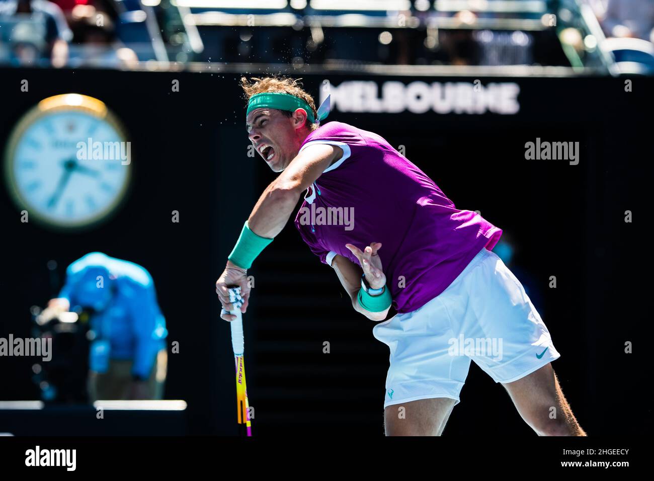 Rafael Nadal reagiert nach dem Aufschlag gegen Marcus Giron während des Australian Open 2022 Round 1-Spiels des Grand Slam in der Rod Laver Arena im Melbourne Olympic Park (Endstand Nadal gewinnt in 3 Sätzen 6:1, 6:4, 6:2). Stockfoto