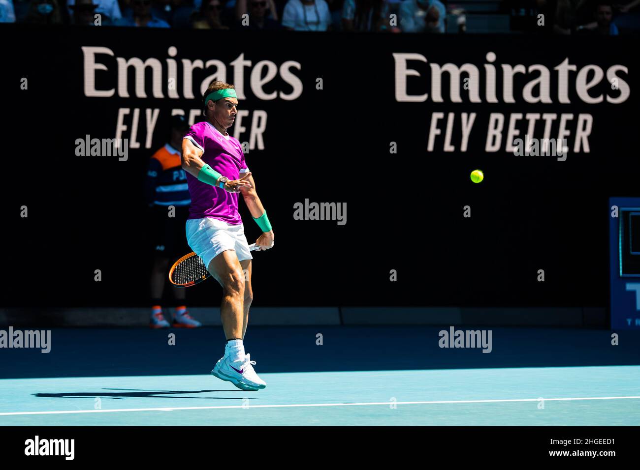Rafael Nadal ist bereit, während des Spiels der Australian Open 2022 Round 1 des Grand Slam in der Rod Laver Arena im Melbourne Olympic Park eine Vorhand-Rückkehr gegen Marcus Giron abzuliefern (Endstand Nadal gewinnt in 3 Sätzen 6:1, 6:4, 6:2). Stockfoto