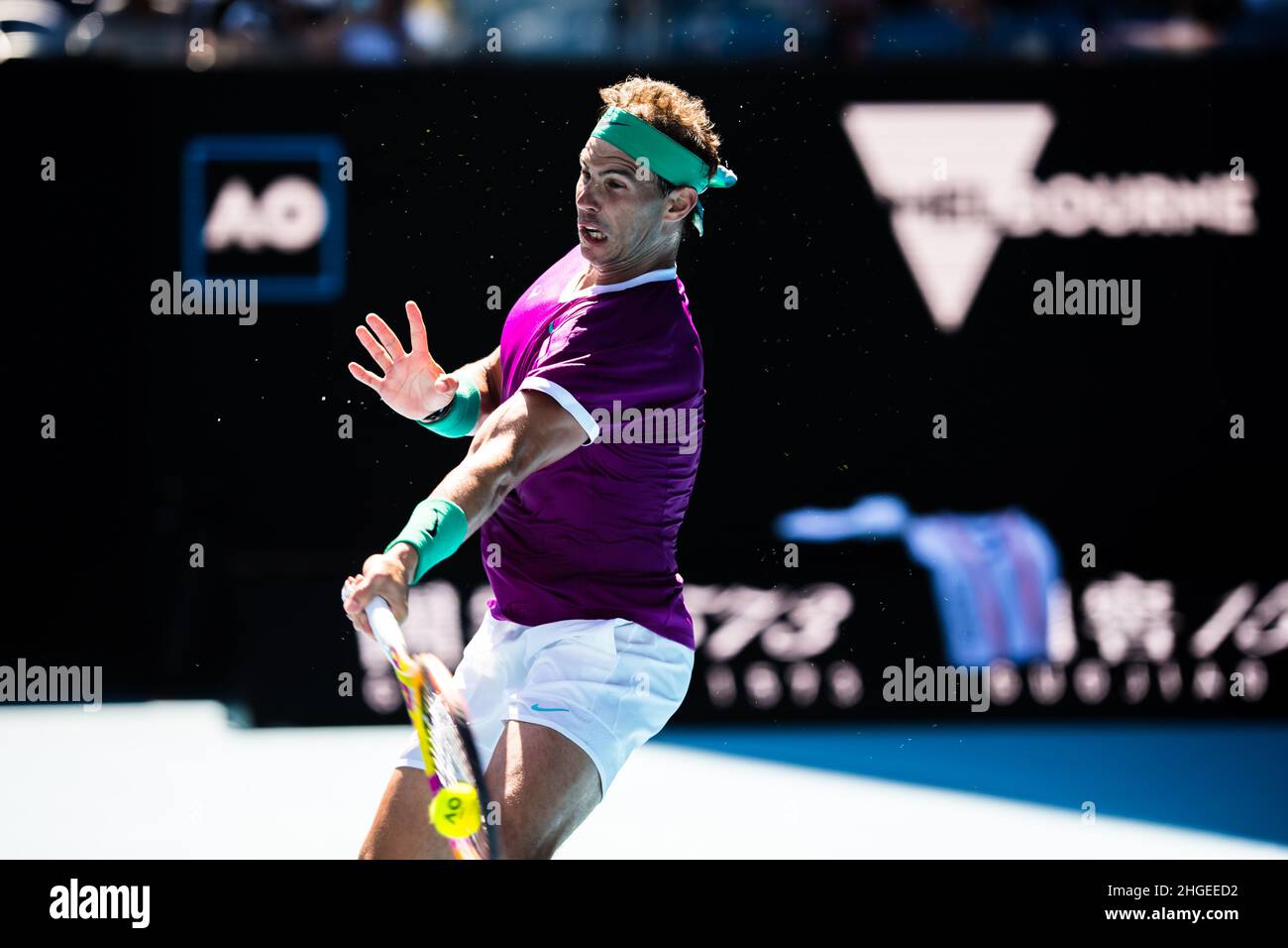 Rafael Nadal verbindet sich mit dem Ball in einem Spiel gegen Marcus Giron während der Australian Open 2022 Round 1 des Grand Slam in der Rod Laver Arena im Melbourne Olympic Park.(Endstand Nadal gewinnt in 3 Sätzen 6:1, 6:4, 6:2). Stockfoto