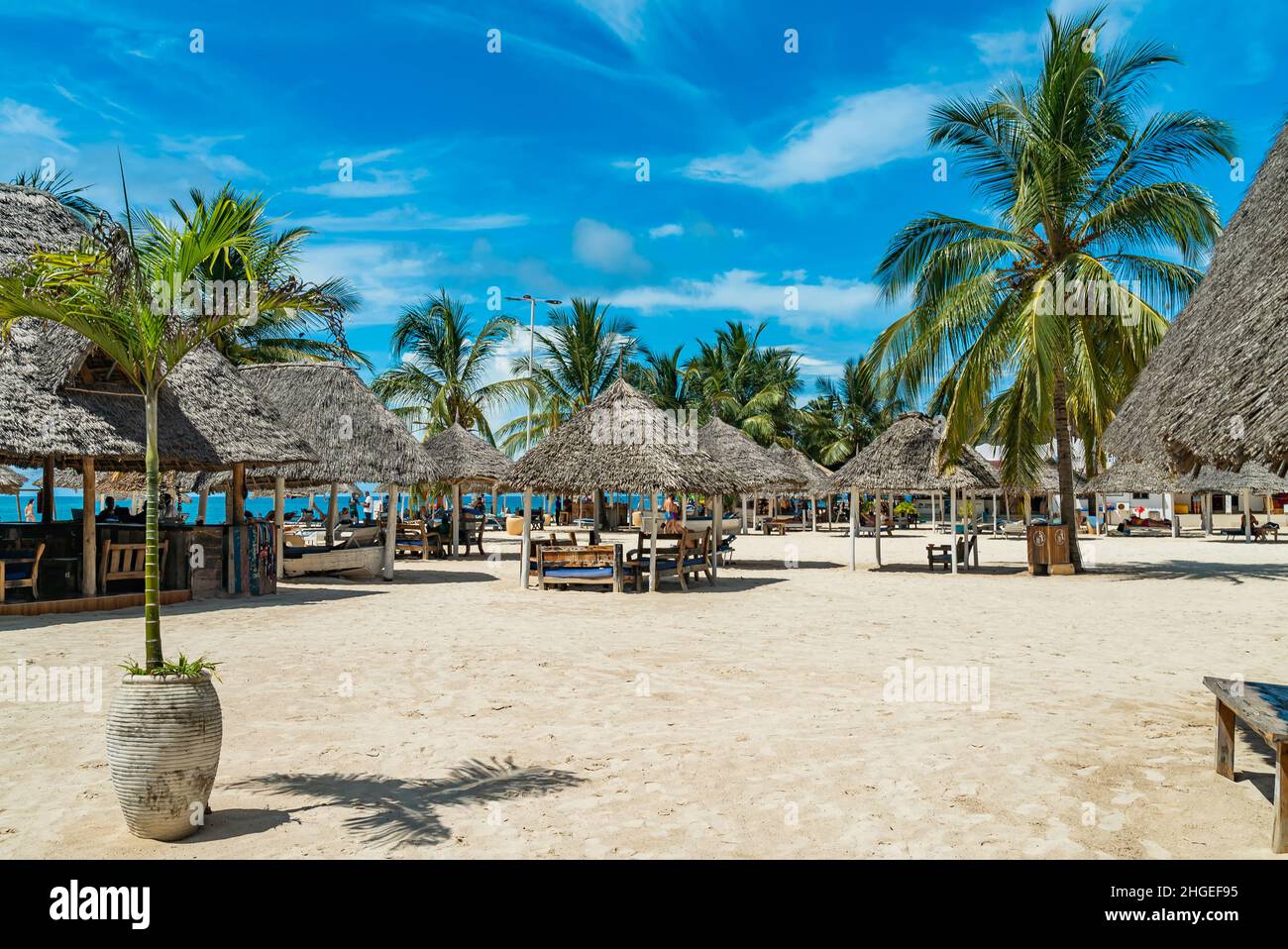 Restaurant auf dem Sand mit Palmen. Sansibar, Tansania Stockfoto