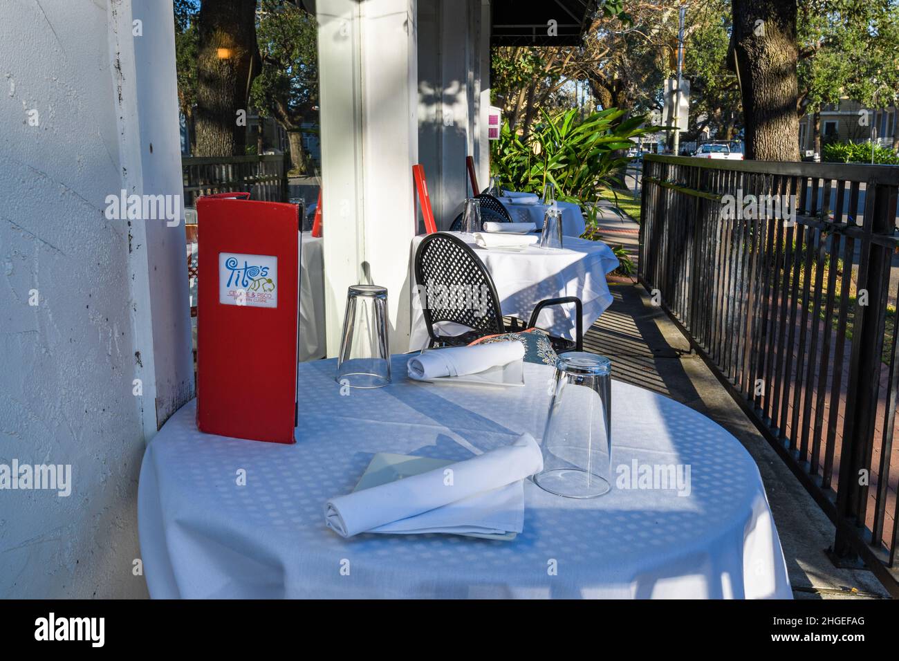 NEW ORLEANS, LA, USA - 14. JANUAR 2022: Speisekarte und Tische im Freien im Tito's Ceviche und im Pisco Peruvian Restaurant in der Magazine Street Stockfoto