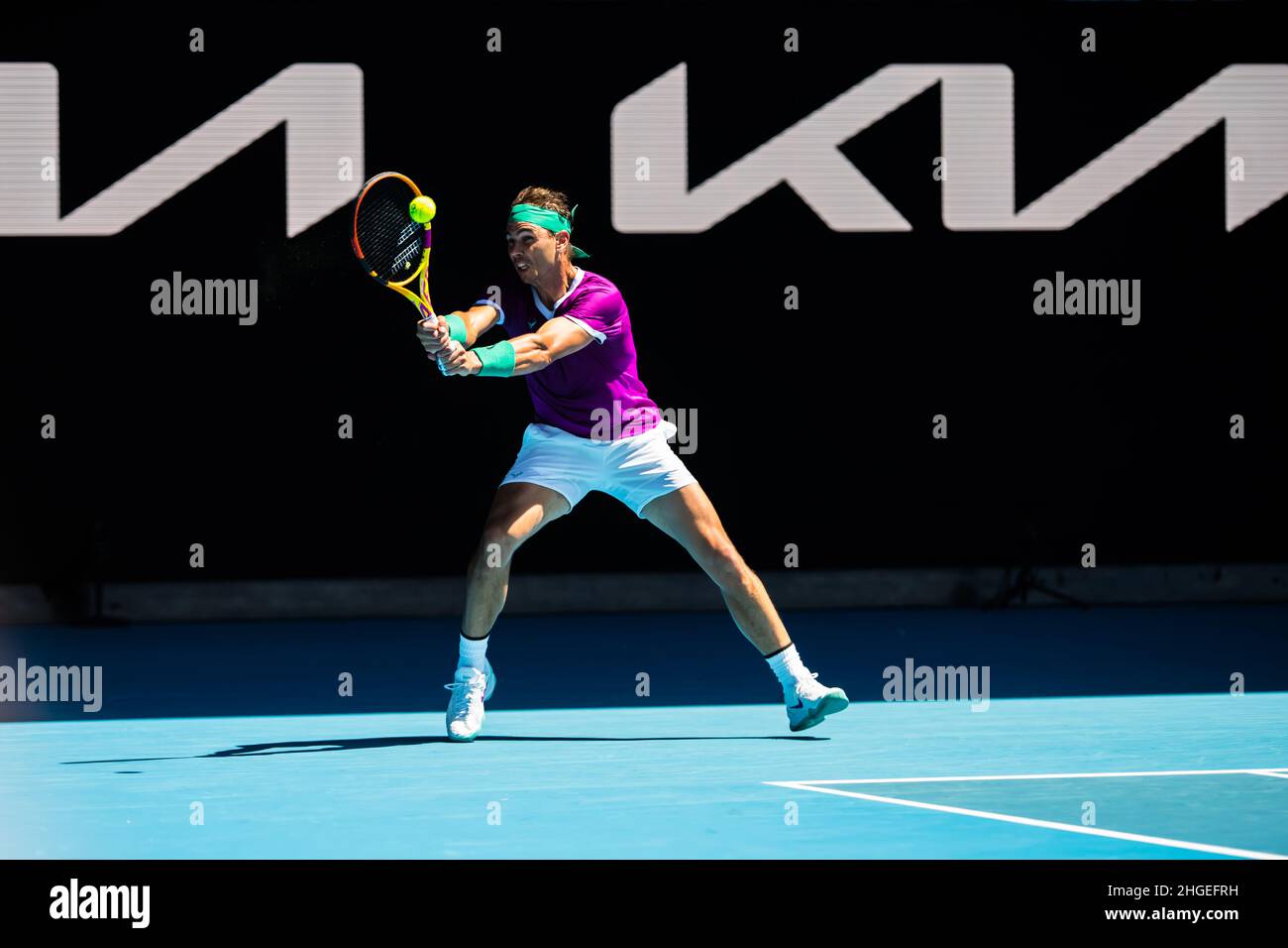 Rafael Nadal in Aktion während des Australian Open 2022 Round 1-Spiels des Grand Slams in der Rod Laver Arena im Melbourne Olympic Park.(Endstand Nadal gewinnt in 3 Sätzen 6:1, 6:4, 6:2). (Foto von Alexander Bogatirev / SOPA Images/Sipa USA) Stockfoto