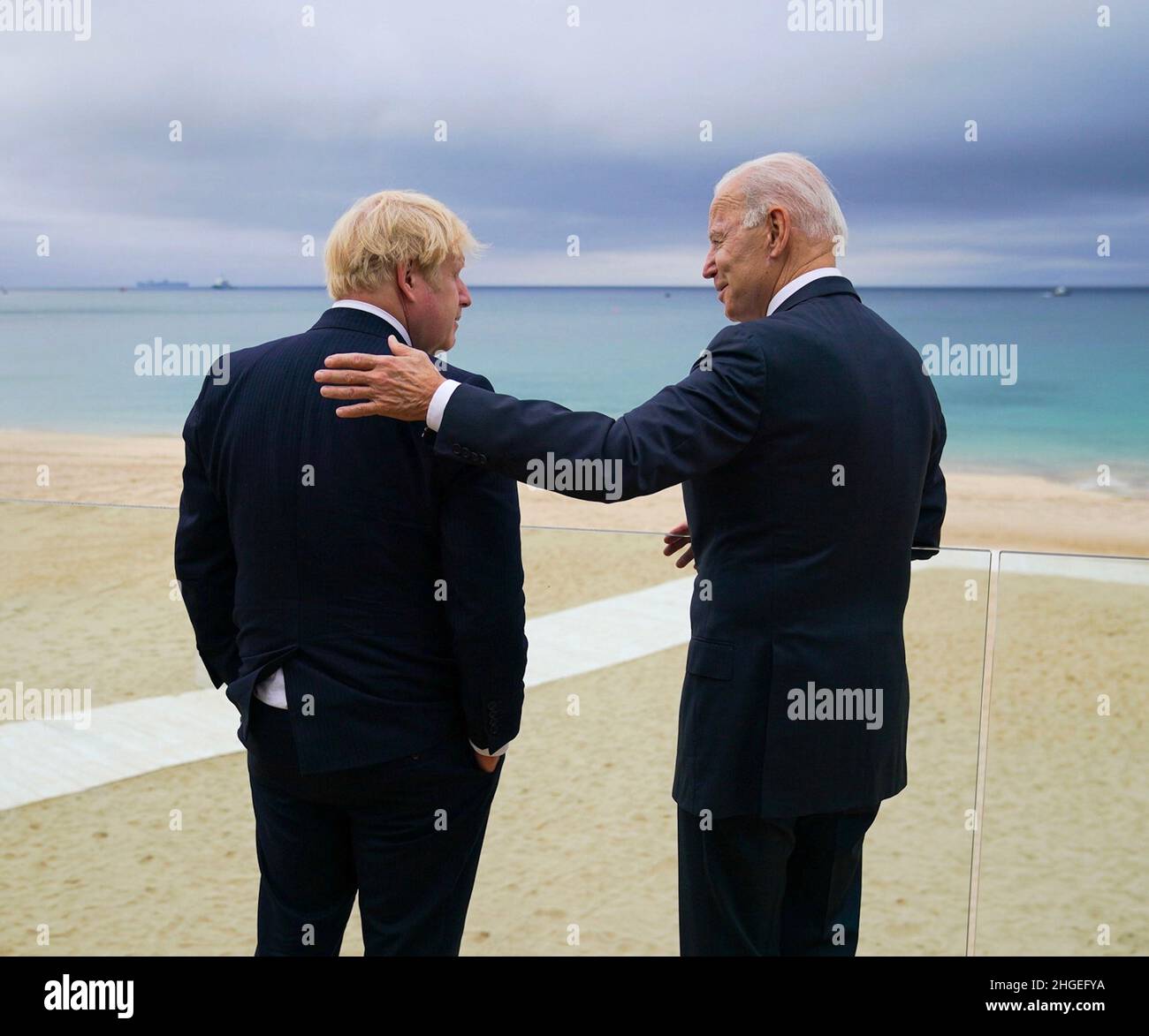 Präsident Joe Biden spricht mit Premierminister Boris Johnson während eines Spaziergangs vor dem Gipfel G7 im Carbis Bay Hotel, Cornwall, England, Großbritannien Stockfoto