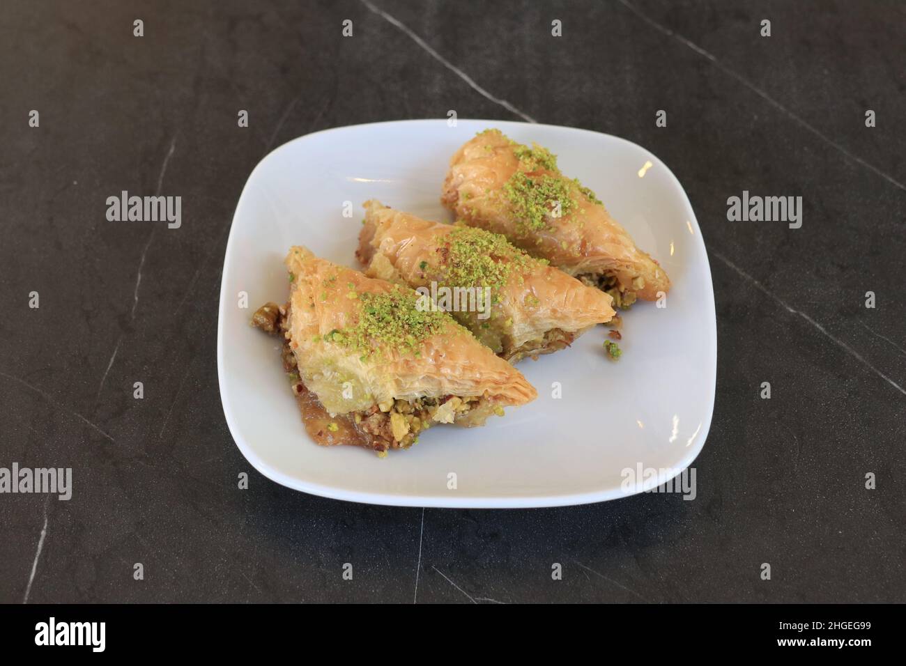 Baklava ist ein mehrschichtiges Gebäck aus Filoteig, gefüllt mit gehackten Nüssen und gesüßt mit Sirup oder Honig. Stockfoto